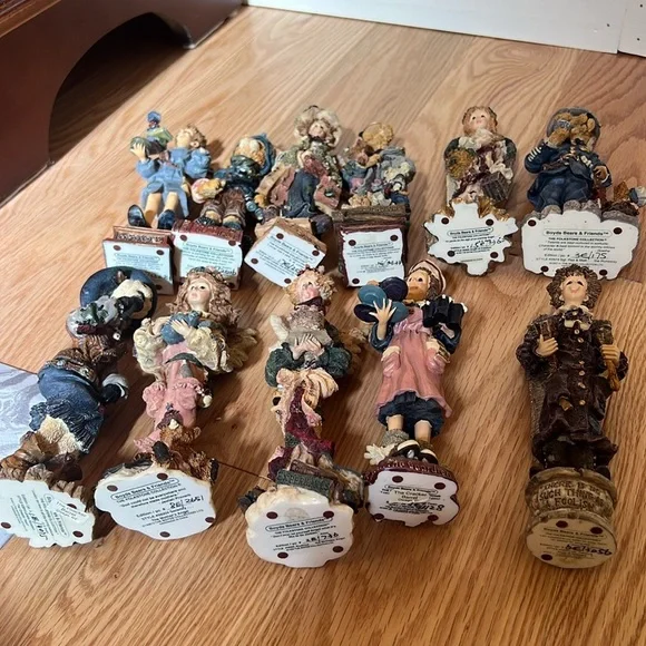Boyd’s Bears and friends The folkstone collection set of 11 assorted pieces.